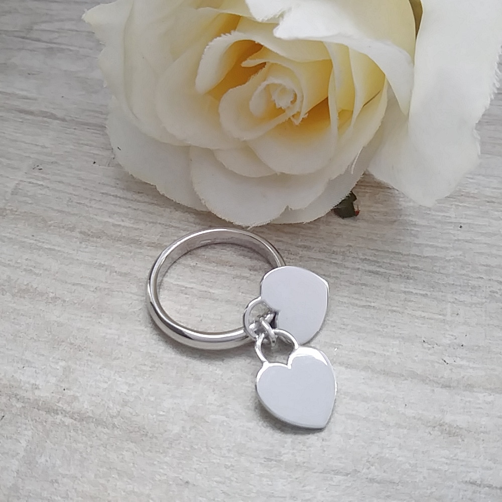 Anello con tre outlet cuori pendenti