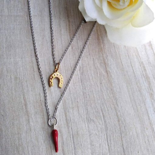 Collana a doppio filo portafortuna con ferro di cavallo e cornetto - immagine 2