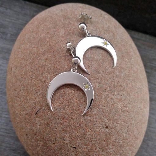 Orecchini in argento 925 con mezzaluna rovesciata e zirconi giallo intenso - immagine 2