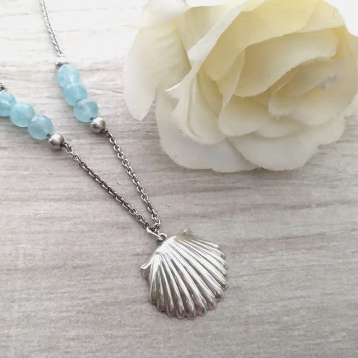 Collana in argento con acqua marina sfaccettata e conchiglia pendente - immagine 2