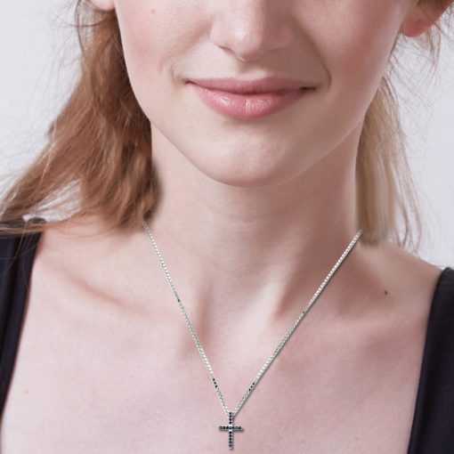 Collana con ciondolo croce Latina e 16 zirconi neri