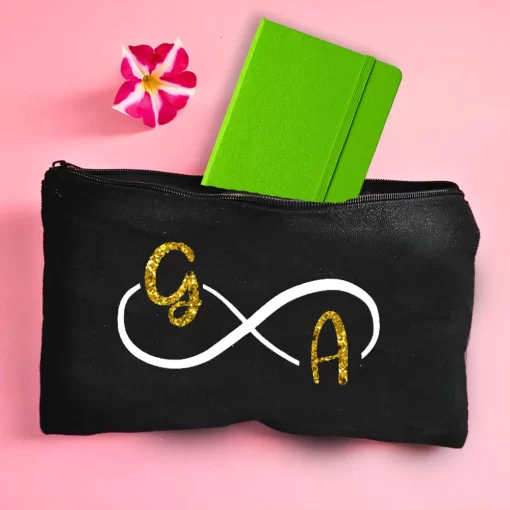 Pochette con simbolo infinito e iniziali