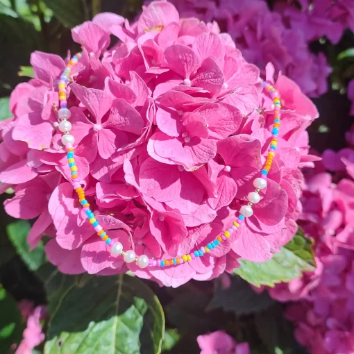 Collana in argento con perle naturali e resina colorata
